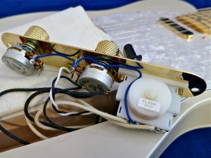 Tokai TTE-55 – switch and pots