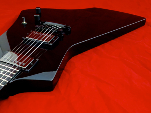 LTD Hetfield Snakebyte – bevelled top edge